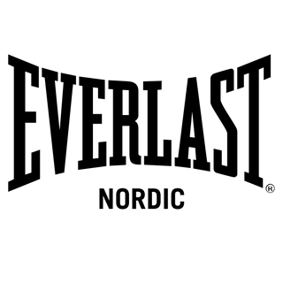 Sort Everlast Nordic-logo med fed, buet "EVERLAST"-tekst over mindre "NORDIC"-bogstaver. Det minimalistiske design understreger styrke og brandidentitet.